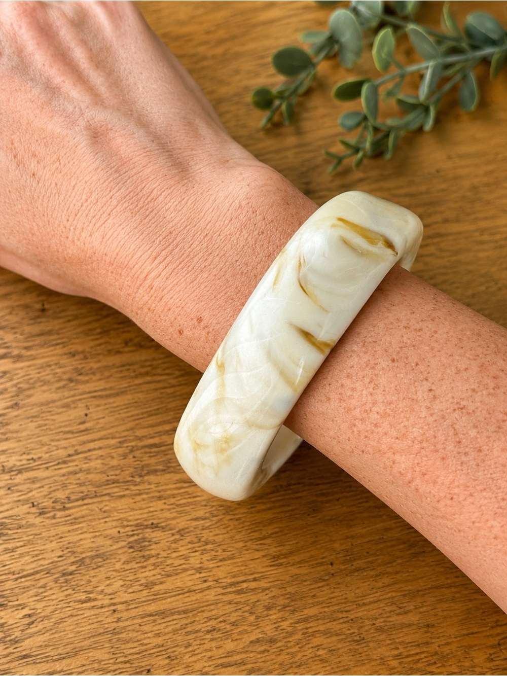 🔹 Vintage Ivory Marbled Lucite Organic Bangle Bracelet – Chunky Statement Cuff